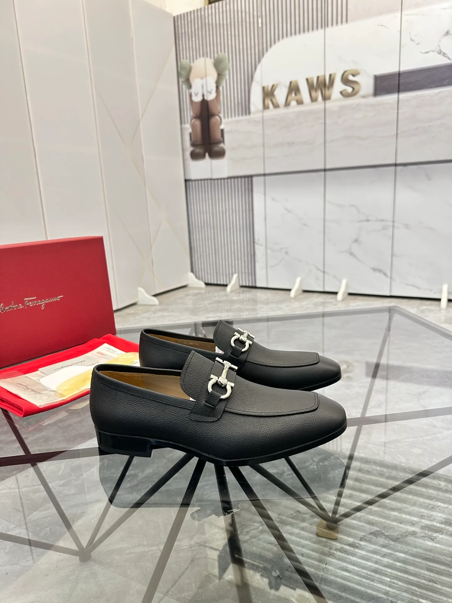 Men's shoes: 💰P640¥ High-end quality Product trademark: Ferragamo* "Ferragamo*" leather shoes Regular size: 38-44 (can be customized to 45.46.) Product materials: imported first-layer cowhide leather upper, cowhide lining, original outsole. Number: 688